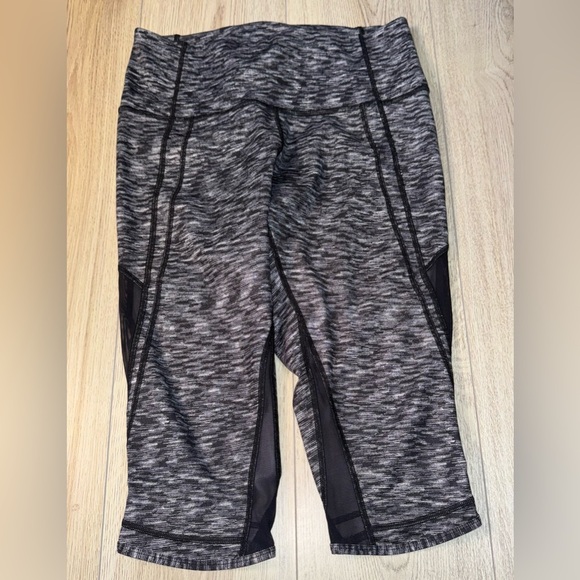 Lululemon athletica Gray and black capri crop cropped tights Leggings - Picture 3 of 4